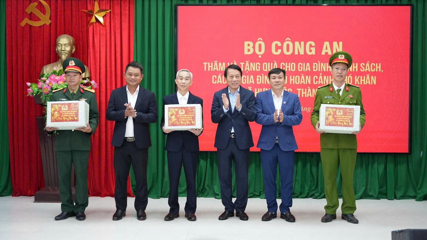 Đoàn cũng đã trao 100 suất quà cho người dân có hoàn cảnh khó khăn ở xã Hưng Lộc. Ảnh: Ngọc Minh.