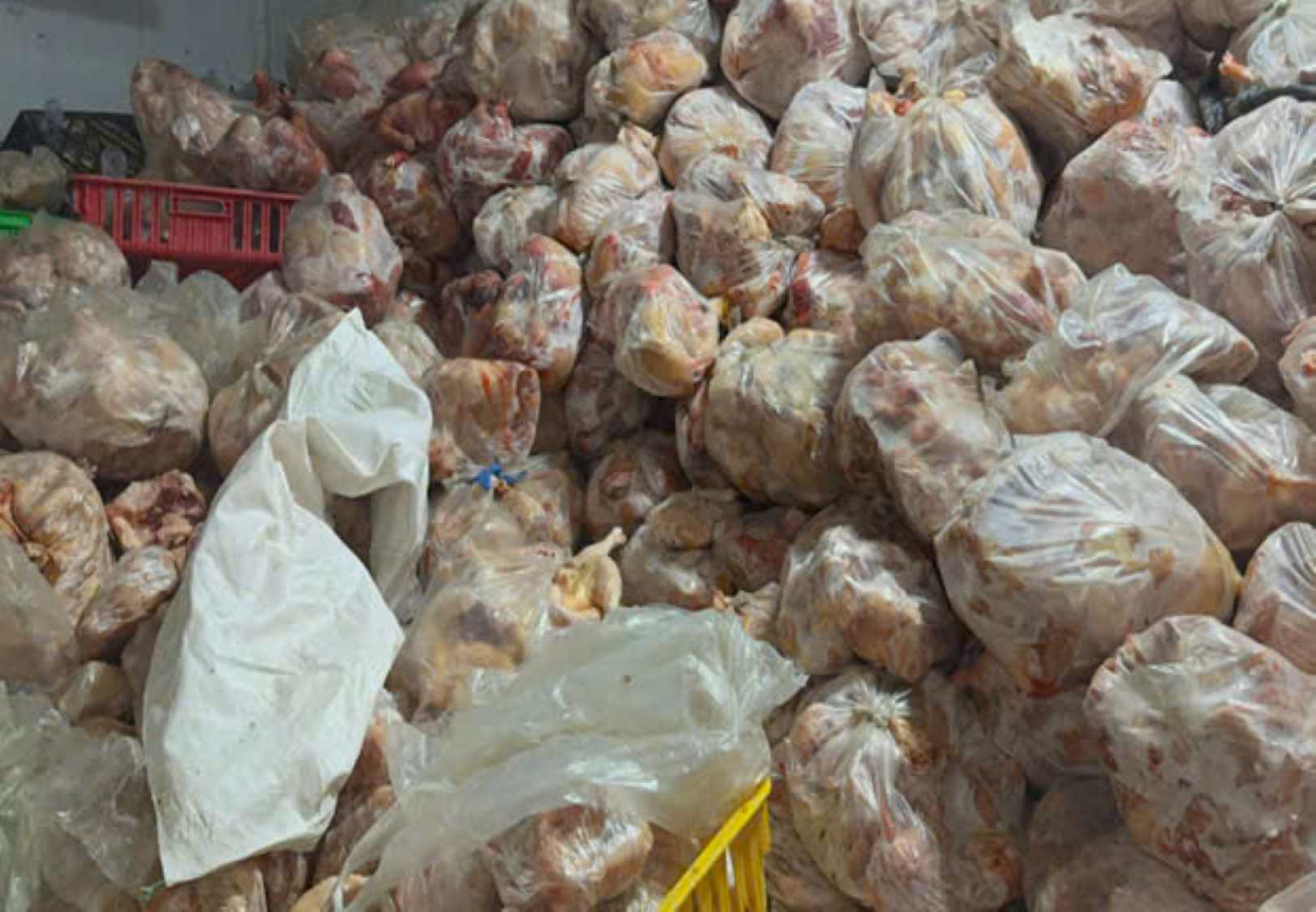 Hơn 10 tấn thịt gà không rõ nguồn gốc vừa bị Công an Khánh Hòa tạm giữ. Ảnh: Công an Khánh Hòa