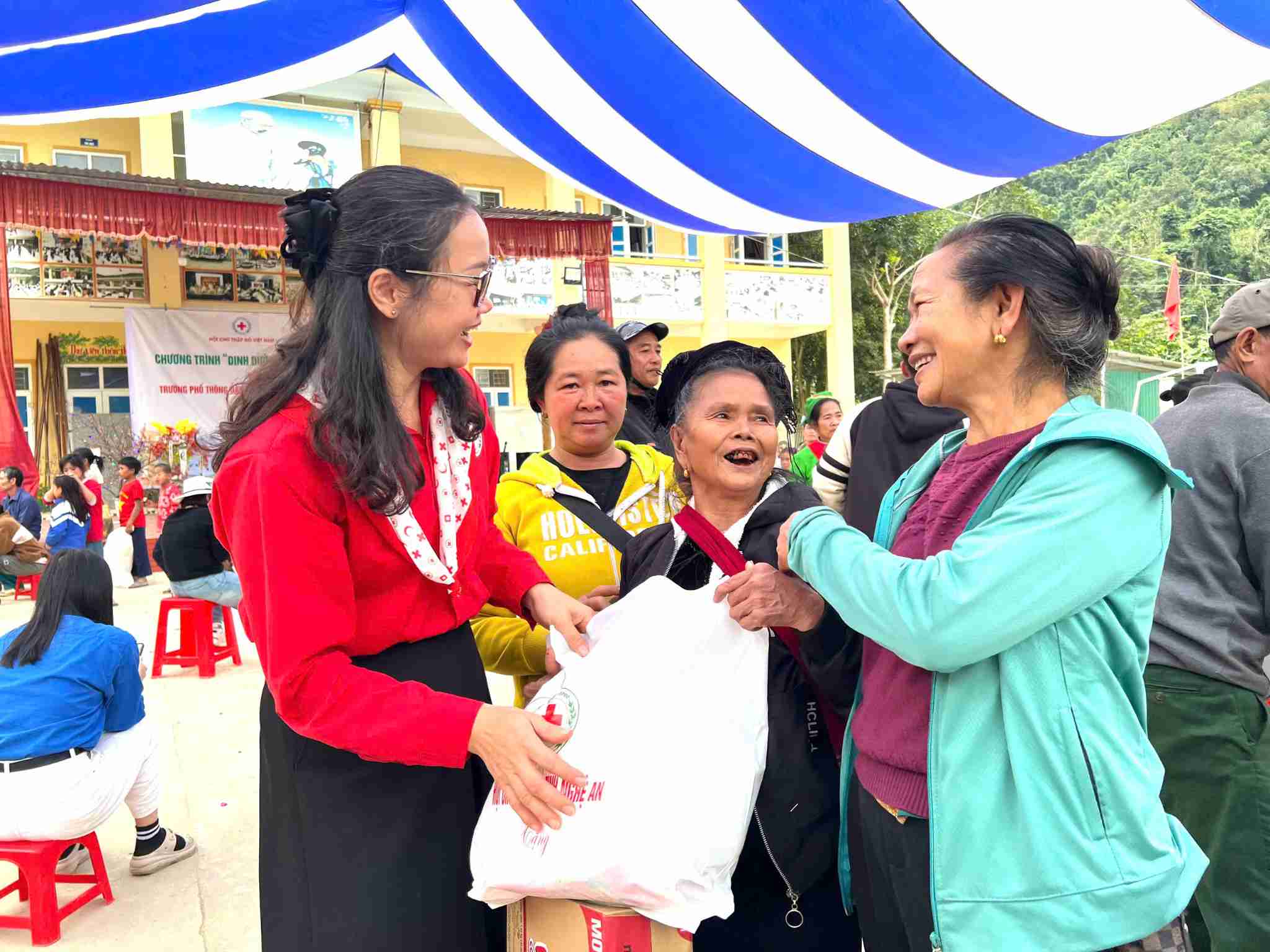 Warm Tet" spreads in the highlands of Huu Khuong when people excitedly receive meaningful gifts from the Red Cross Society of Nghe An province. Photo: Kim Oanh