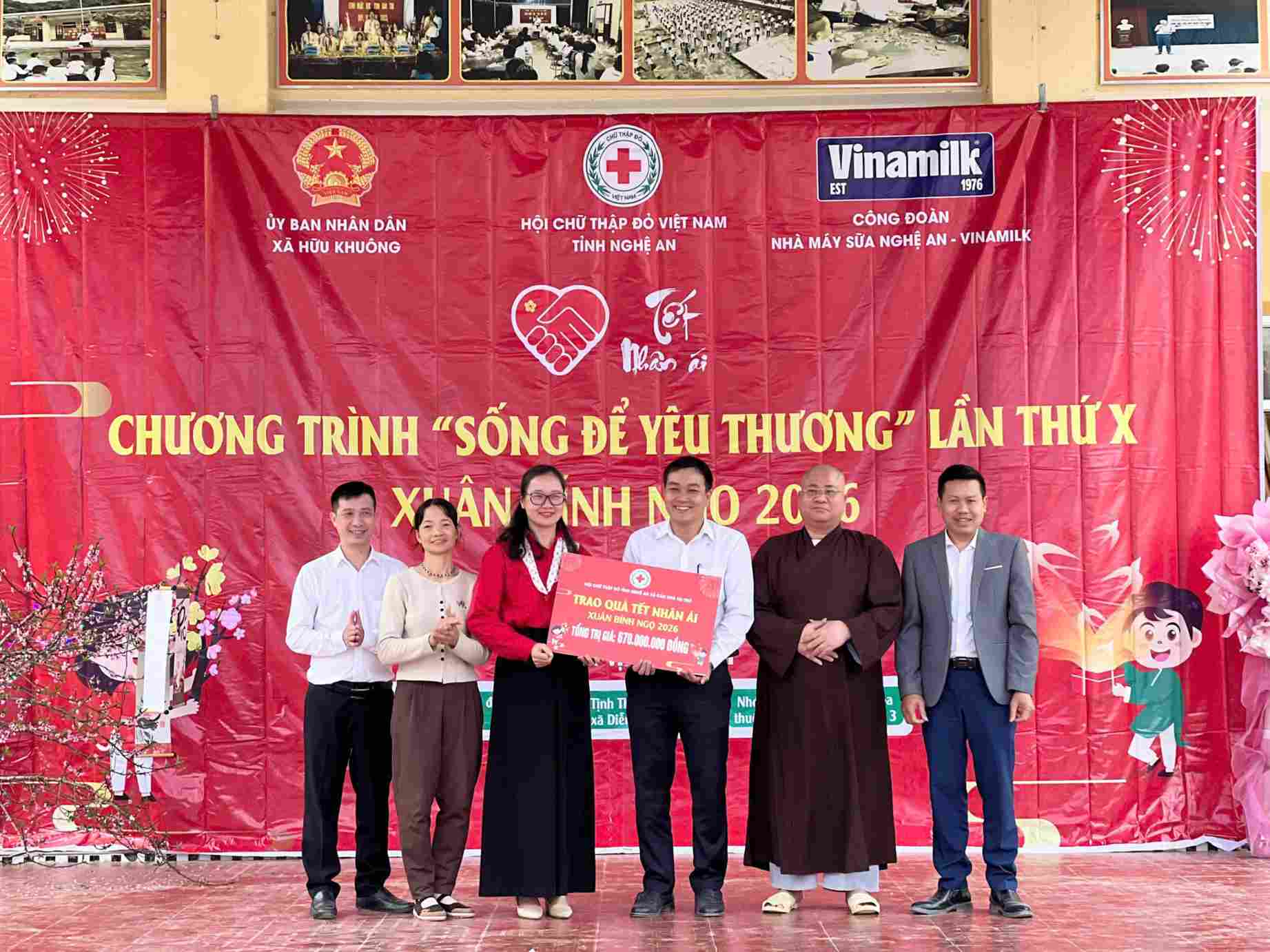 Tặng quà Tết, mang xuân sớm đến vùng cao Hữu Khuông. Ảnh: Kim Oanh