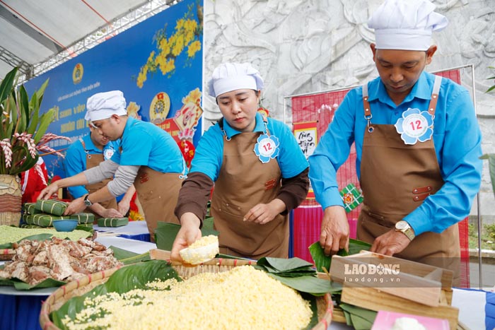 The grassroots trade union of Tuan Giao commune, Dien Bien province participates in the Tet banh chung wrapping contest. Photo: Quang Dat