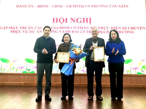 Phường Cầu Giấy cảm ơn người dân di chuyển mộ phục vụ dự án Vành đai 2,5. Ảnh: Hà Phong