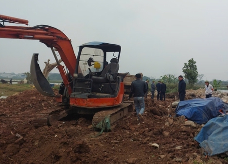 Cưỡng chế 2 hộ dân xây dựng công trình trái phép trên đất nông nghiệp ở Hà Nội. Ảnh: Nguyễn Tuân