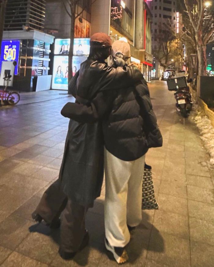 Song Hye Kyo đi hẹn hò riêng với biên kịch Kim Eun Sook. Ảnh: Lotte