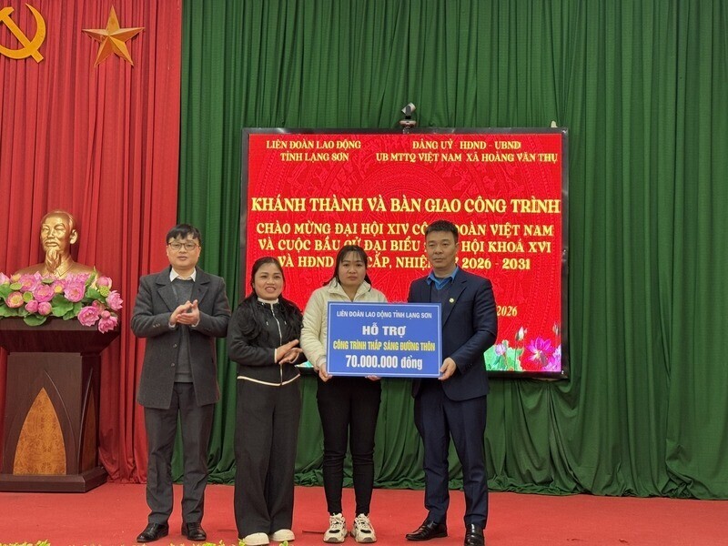 Lãnh đạo LĐLĐ tỉnh trao biểu trưng hỗ trợ kinh phí xây dựng công trình cho đại diện hai thôn Cốc Mặn, Nà Phiêng (xã Hoàng Văn Thụ). Ảnh: Khánh Linh