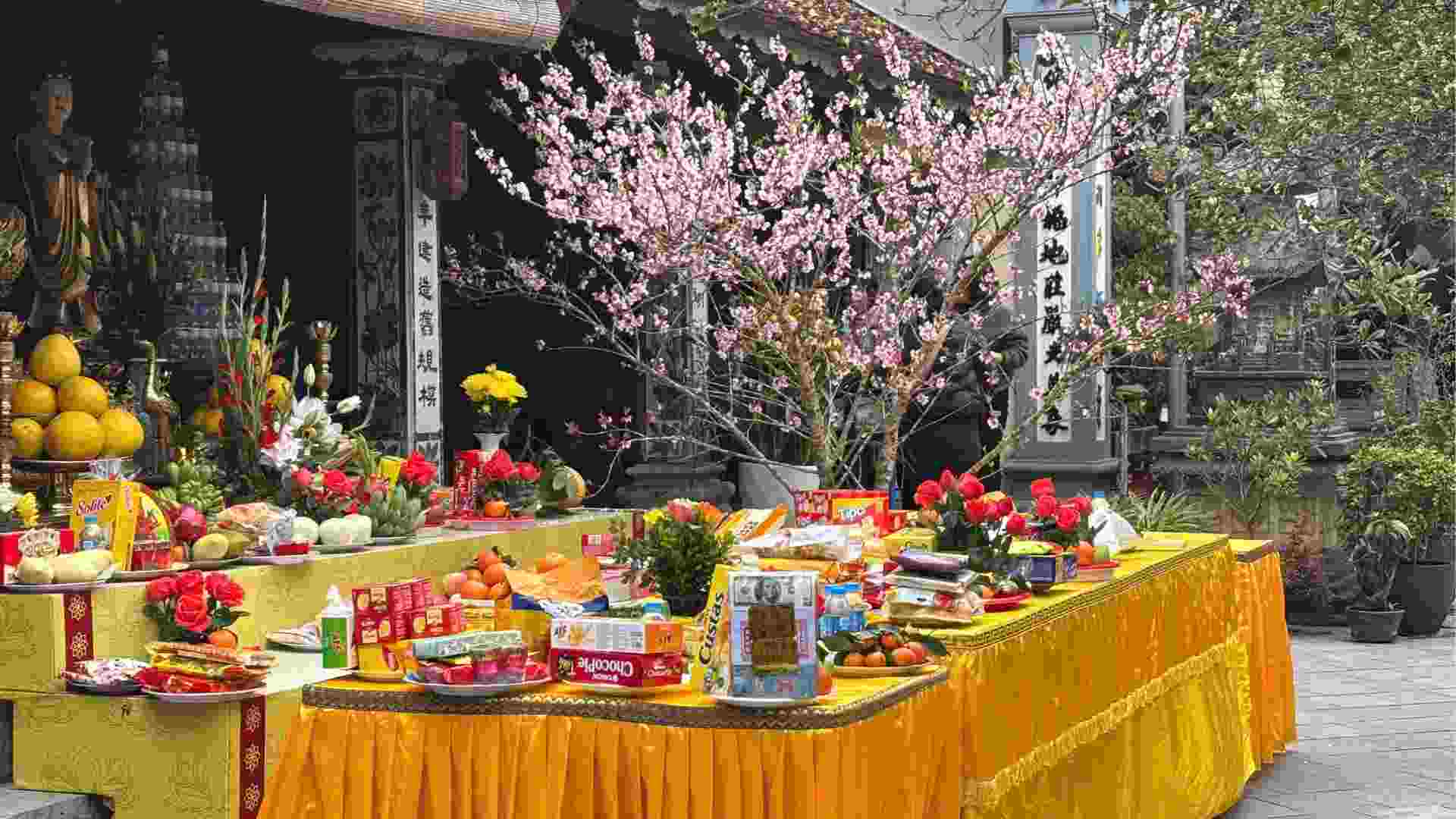 Không khí tại chùa trang nghiêm nhưng ấm áp, mang đậm sắc thái tâm linh của những ngày cuối năm. Ảnh: Huyền Anh