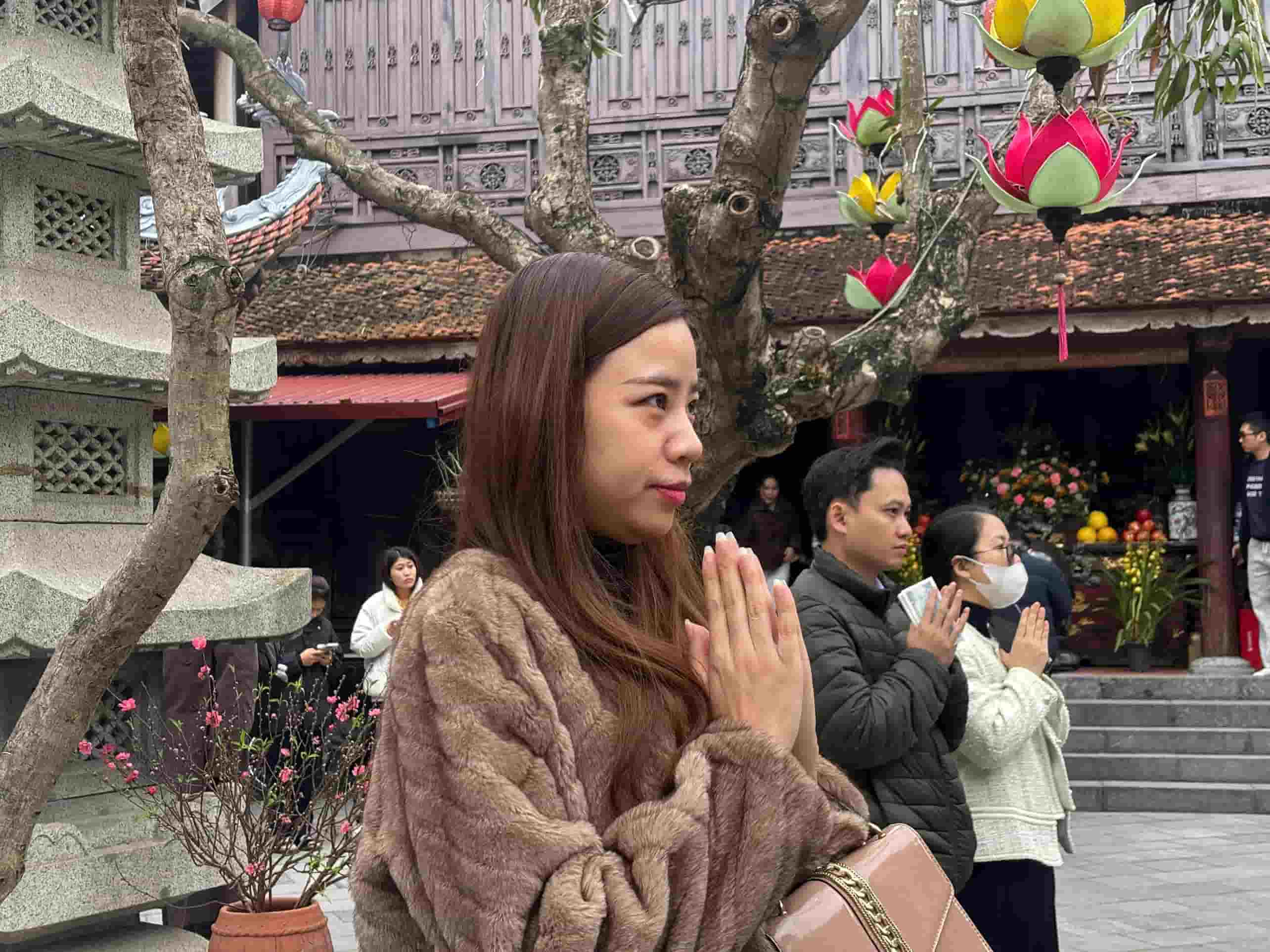 Chị Bùi Phương Thúy (Hà Nội) đi chùa rằm tháng Chạp cầu bình an, hạnh phúc và sức khỏe cho gia đình, bản thân. Ảnh: Huyền Anh