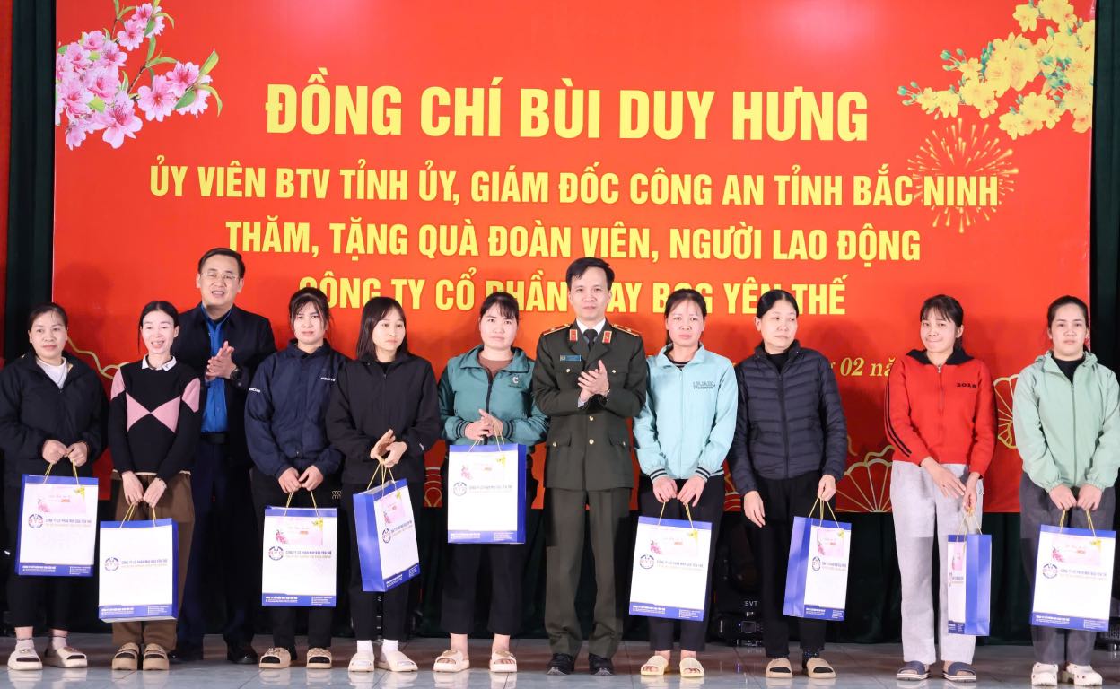 Major General Bui Duy Hung - Director of Bac Ninh Provincial Police and Mr. Thach Van Chung - Chairman of the Provincial Labor Federation present Tet gifts to union members and workers in difficult circumstances. Photo: Quyet Chien