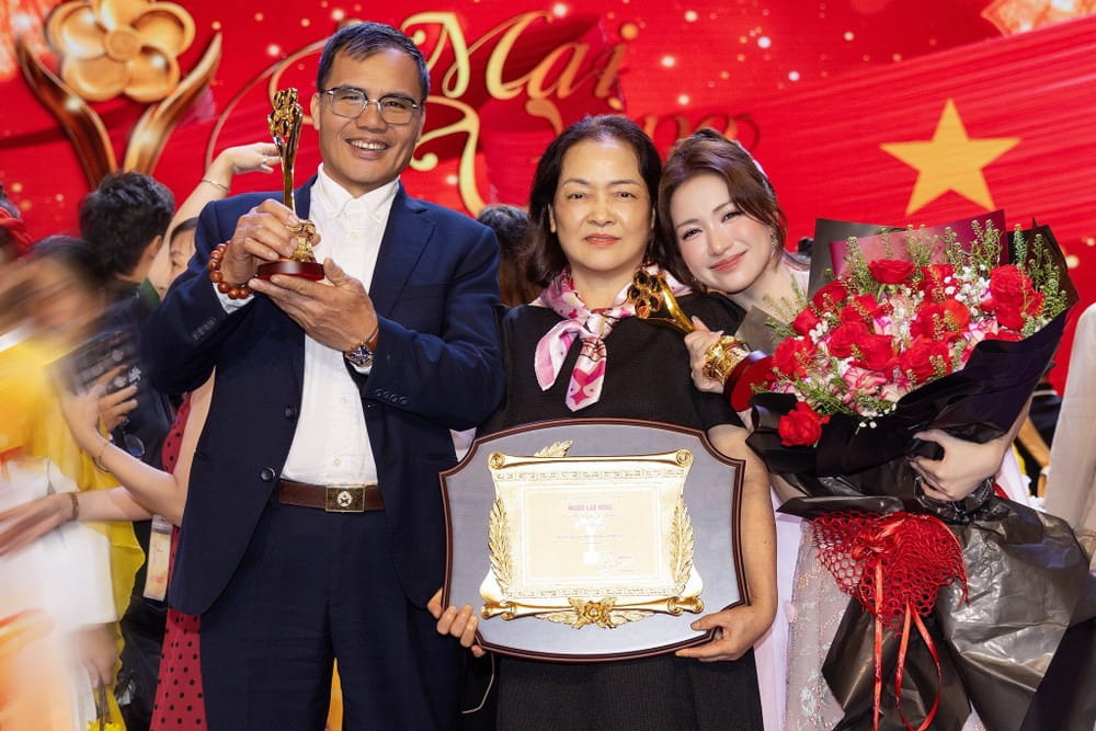 Hòa Minzy bị chỉ trích vì “chiếm sóng” trong giải Mai Vàng. Ảnh BTC