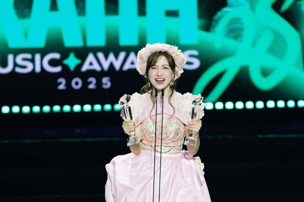 Hòa Minzy cần tiết chế hơn trong cách cư xử. Ảnh BTC