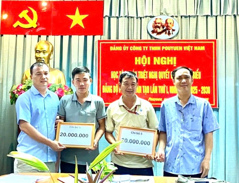 응우옌반하이 씨 - PouYuen 베트남 유한회사 당위원회 5지부 서기(오른쪽) - 와 운영위원회 대표가 지부 당원을 돌보고 지원하고 있습니다. 사진: 덕롱