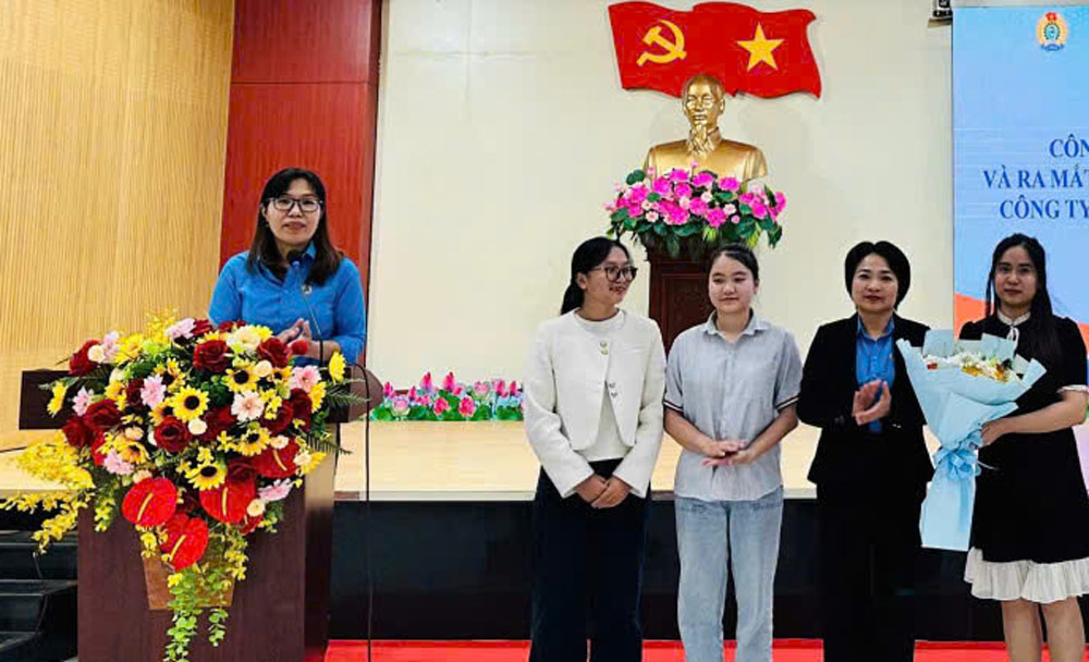 다낭 호아쑤언동 노동조합은 2025년 7월부터 7번째로 새로운 기초 노동조합을 설립했습니다. 사진: 다낭 노동조합.