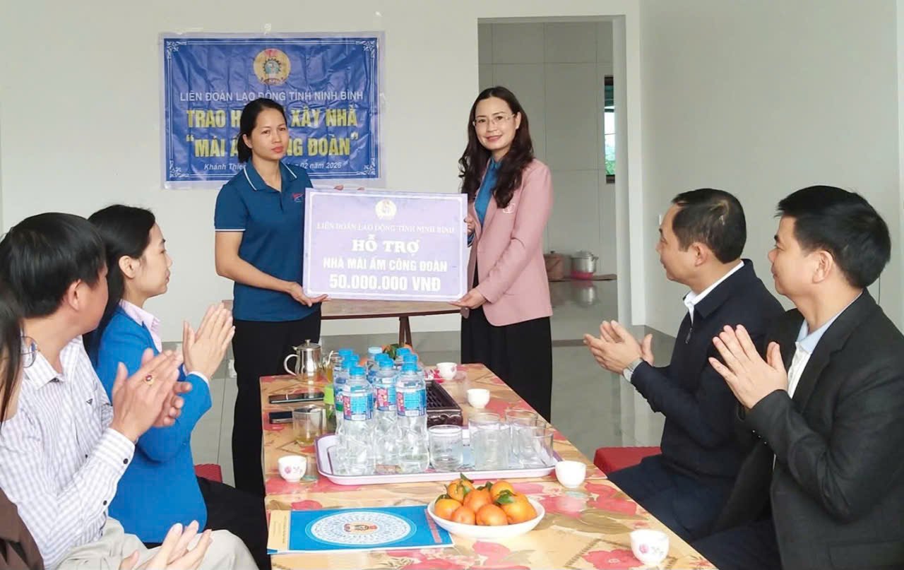 Representatives of the leadership of Ninh Binh Provincial Labor Federation present financial support to the family of Ms. Le Thi Luyen. Photo: Dieu Anh