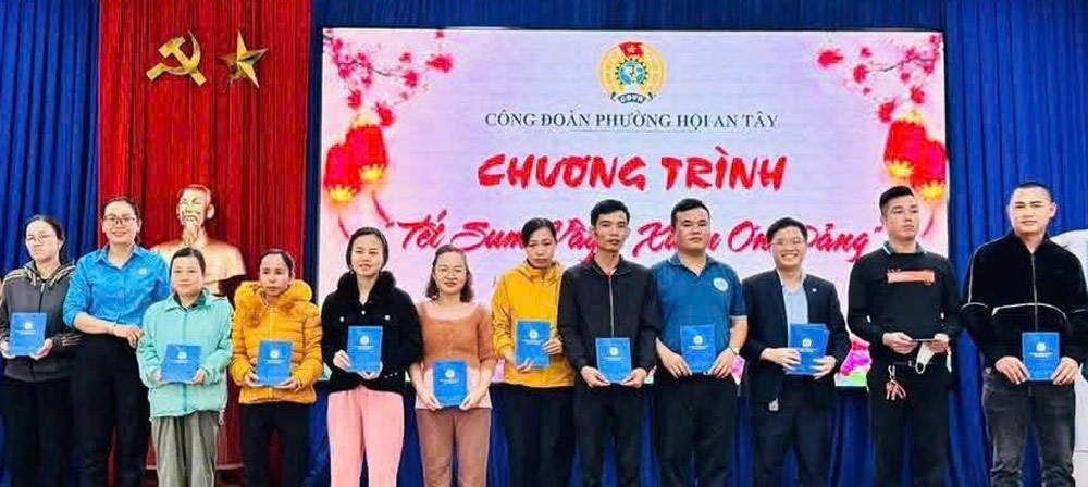 호이안떠이동 노동조합이 조합원과 노동자들에게 설 선물을 전달하고 있습니다. 사진: 다낭 노동조합.