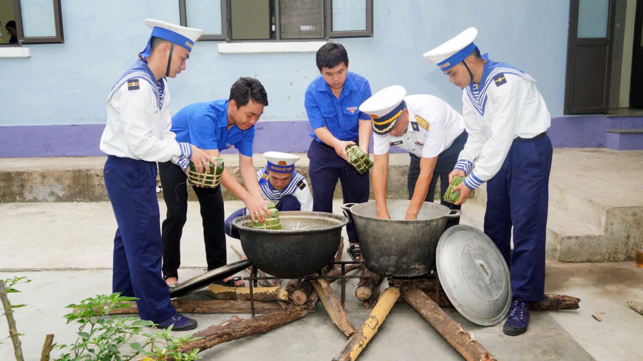 Nồi bánh chưng đỏ lửa trên đảo tiền tiêu, nơi tiếng cười nói của quân dân hòa cùng tiếng sóng biển, mang hơi ấm mùa Xuân từ đất liền đến với cán bộ, chiến sĩ nơi đầu sóng ngọn gió. Ảnh: Tuyết Lan