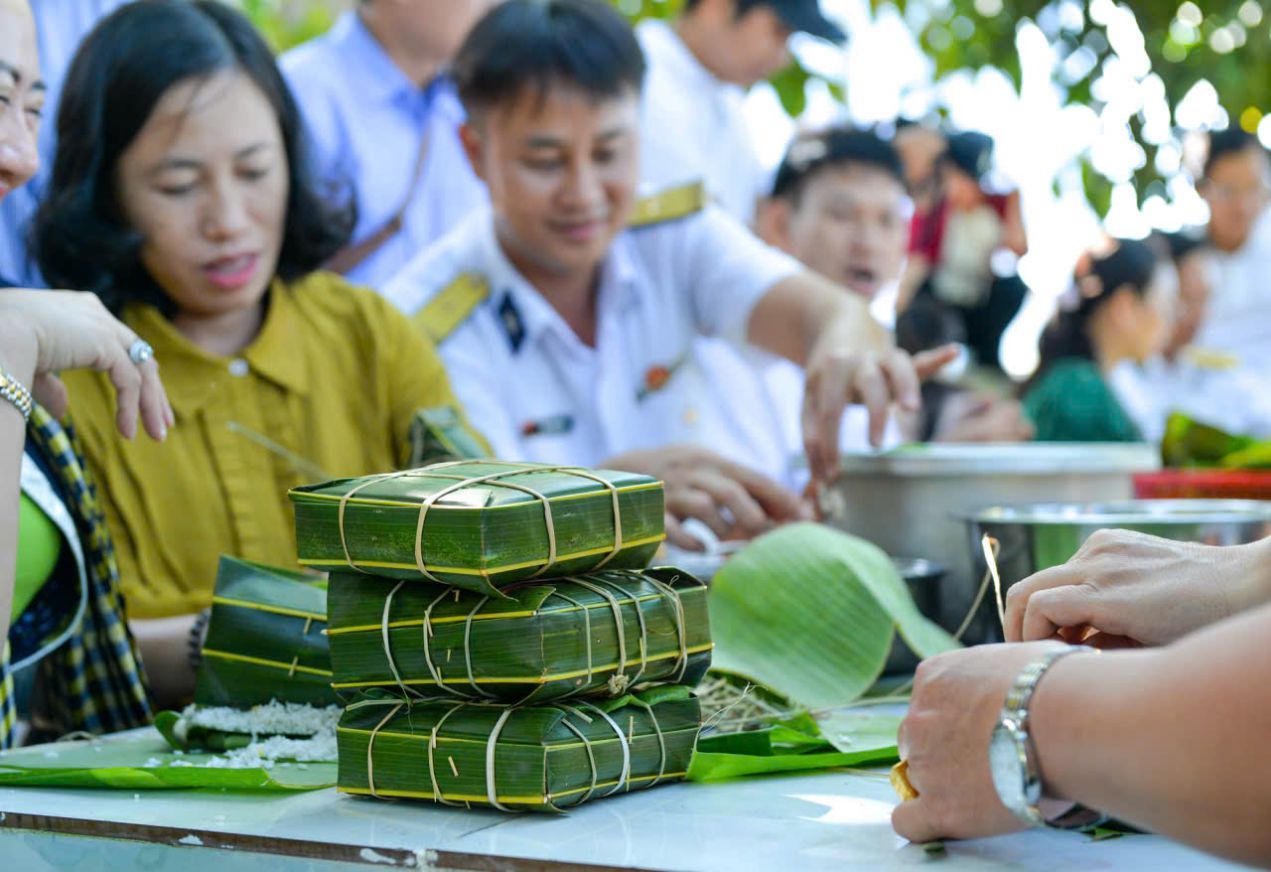 Những chiếc bánh chưng tuy chưa thật sự hoàn hảo nhưng chứa đựng trọn vẹn tình cảm, niềm tin và sự tri ân của hậu phương dành cho các chiến sĩ. Ảnh: Tuyết Lan