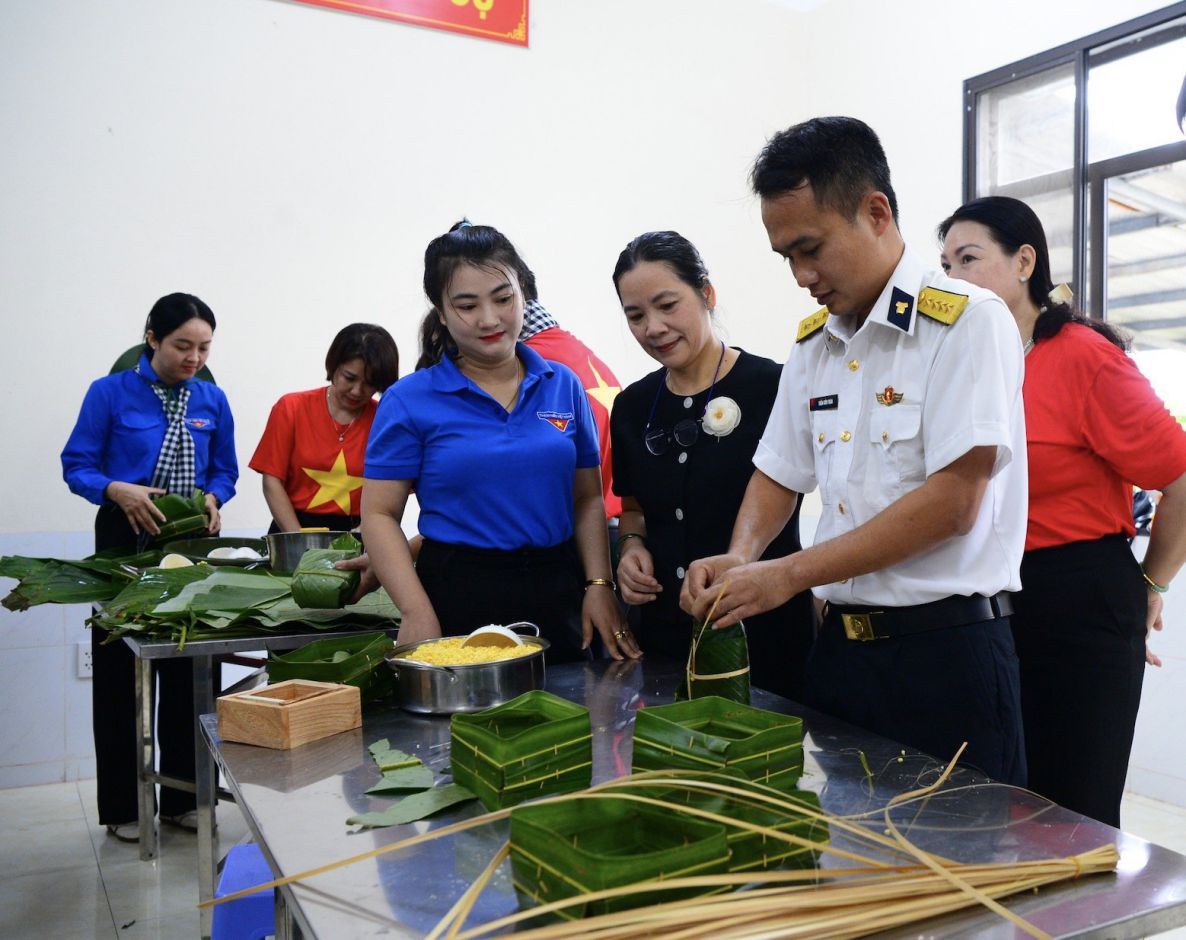 Những chiếc bánh chưng không chỉ là món ăn ngày Tết mà còn là biểu tượng của sự sẻ chia và hậu phương vững chắc. Ảnh: Tuyết Lan