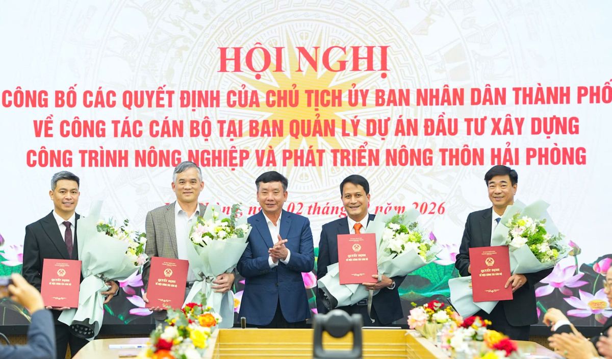 El vicepresidente del Comité Popular de la ciudad, Tran Van Quan, entregó las decisiones de nombramiento y traslado de los líderes de la Junta de Gestión de Proyectos de Inversión en Construcción de Obras Agrícolas y Desarrollo Rural de Hai Phong. Foto: Portal de Información Electrónica de Hai Phong