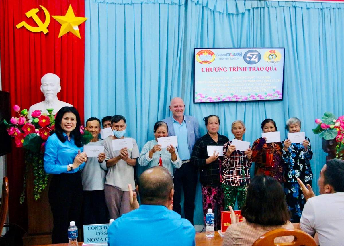 Chủ tịch Công đoàn phường Tiến Thành và mạnh thường quân trao quà Tết cho các hộ nghèo. Ảnh: Phạm Duy