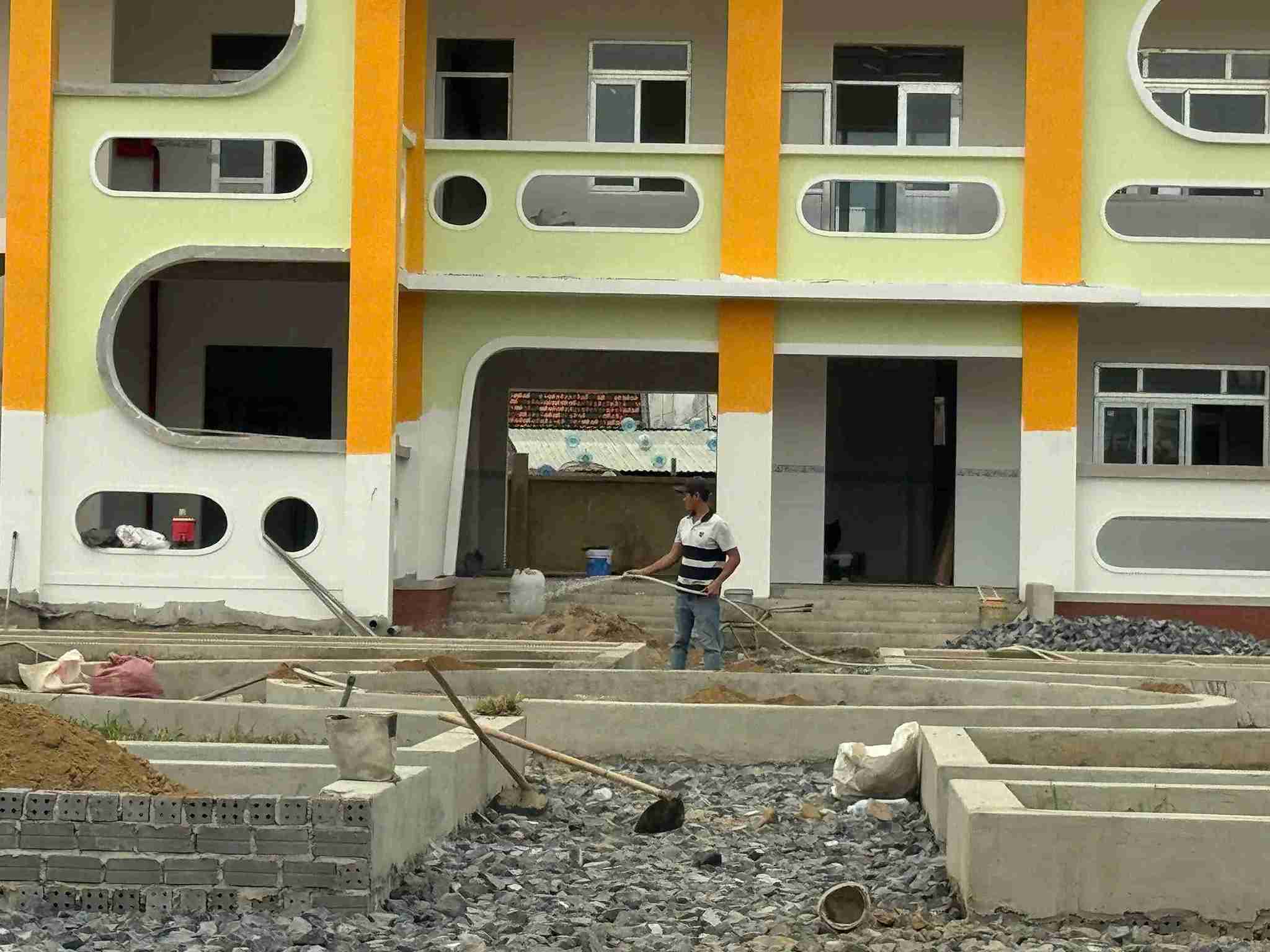 Các hoạt động thi công trường mầm non Diên An vẫn còn nhiều ngổn ngang. Ảnh: Hữu Long