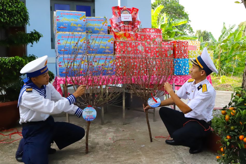 Những cành đào vượt hải trình xa xôi được đoàn công tác của Bộ Tư lệnh Vùng 5 Hải quân cùng đại biểu thuộc các tỉnh, thành phố, doanh nghiệp mang đến tặng cán bộ, chiến sĩ trên đảo Thổ Chu. Ảnh: Tuyết Lan
