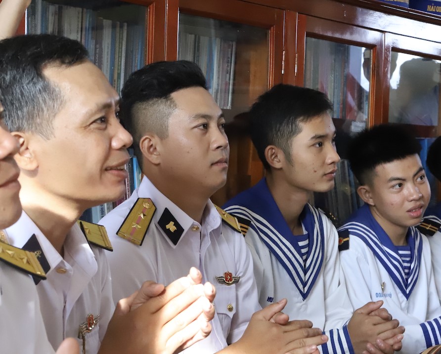 Khi đón các đoàn đại biểu, cán bộ chiến sĩ trên đảo Thổ Chu cảm nhận rõ sự quan tâm của hậu phương. Đó cũng chính là nguồn động viên lớn để những người lính yên tâm công tác, hoàn thành tốt nhiệm vụ. Ảnh: Tuyết Lan