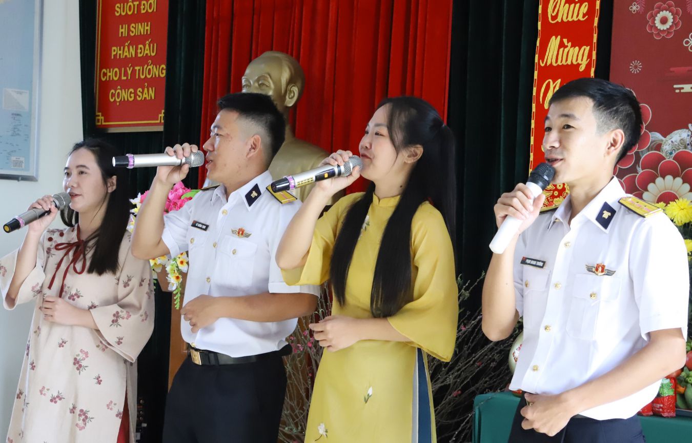 Những lời ca, tiếng hát trong chương trình giao lưu văn nghệ gắn kết tình quân dân trên Trạm Radar 610. Ảnh: Tuyết Lan