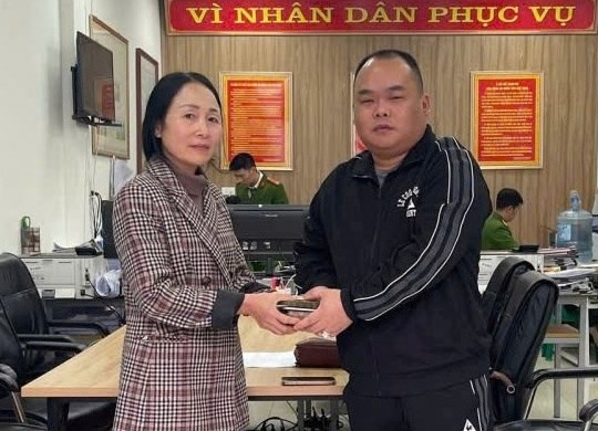 The woman receives her lost property back. Photo: Hai Phong City Police