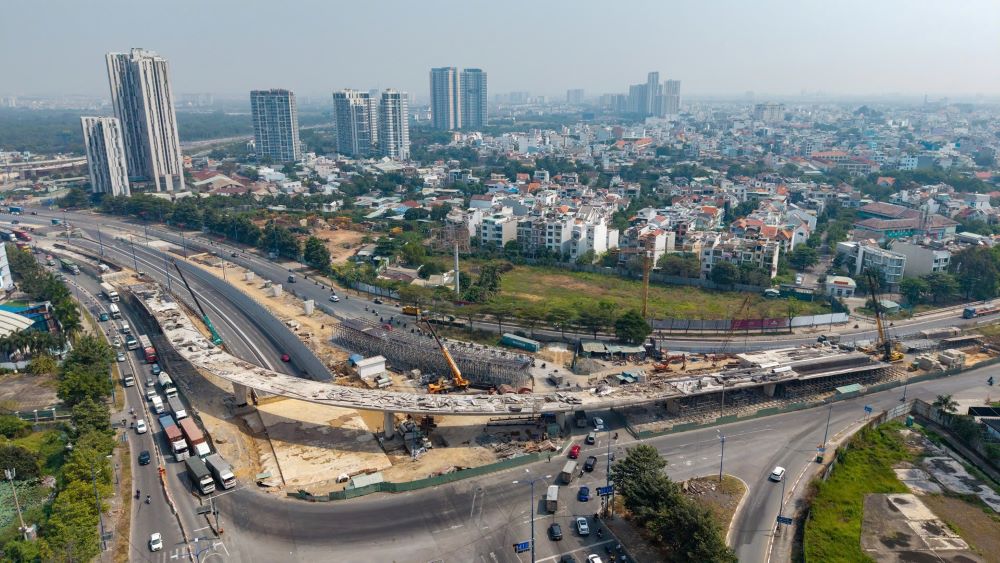 Barriers serving the construction of the An Phu intersection project at the eastern gateway of Ho Chi Minh City. Photo: Anh Tu