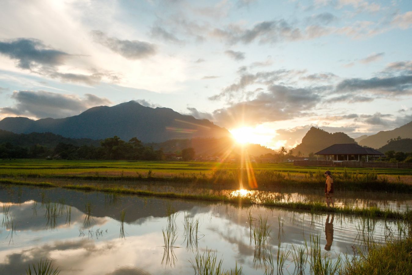 Bình minh ở Vang Viêng, Lào. Ảnh: Lỗ Hữu Đức Anh