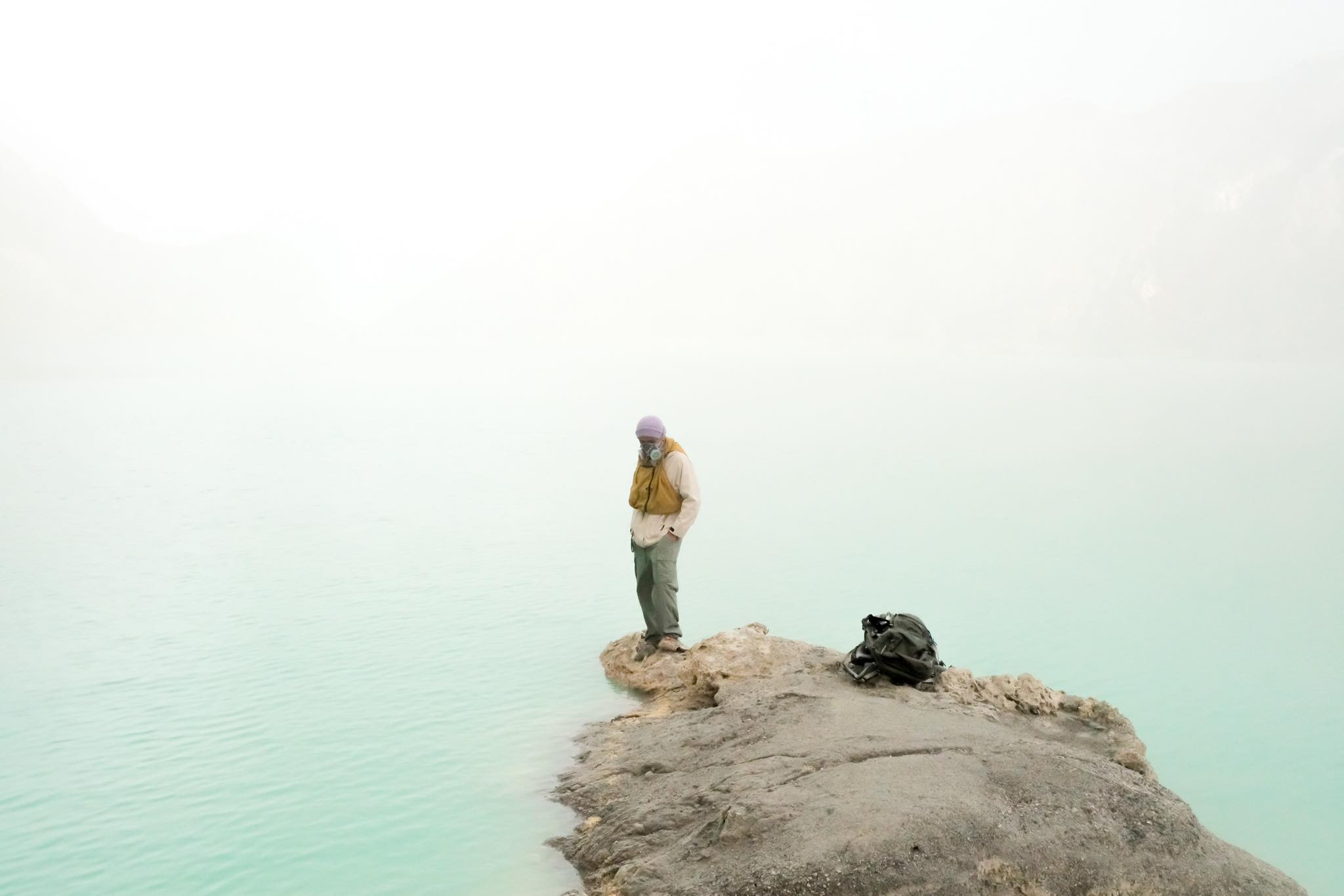 Đức Anh lần đầu ghé thăm hồ axit ở Bromo, Indonesia. Ảnh: Nhân vật cung cấp