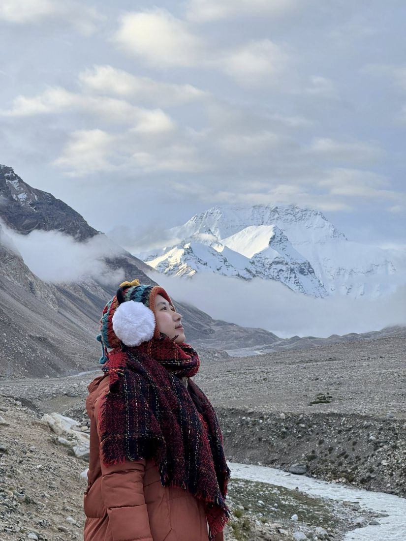 Nguyễn Thùy Trang ngắm nhìn đỉnh núi cao nhất thế giới từ Everest Base Camp. Ảnh: Nhân vật cung cấp