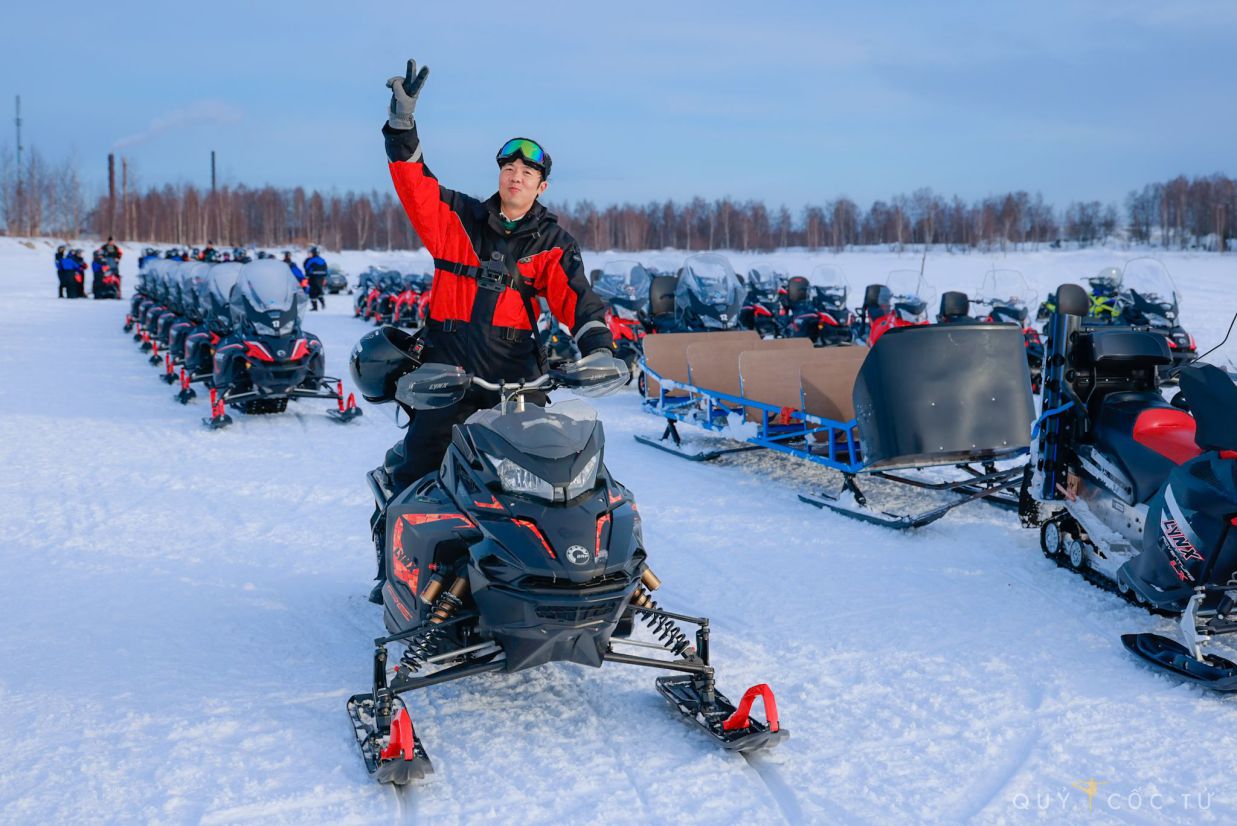 Nhiếp ảnh gia Ngô Trần Hải An đi xe trượt trên mặt biển đóng băng. Ảnh: Nhân vật cung cấp
