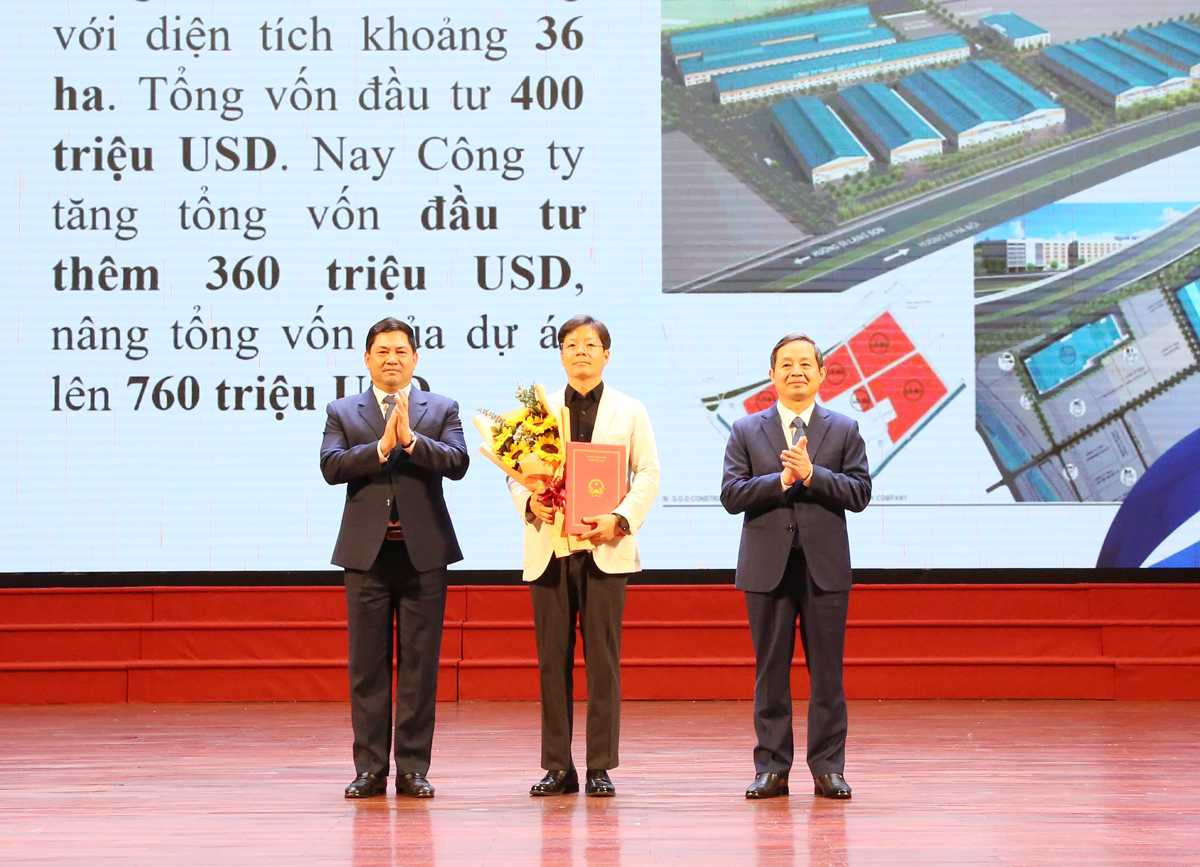 Secretary of Bac Ninh Provincial Party Committee Nguyen Hong Thai and Chairman of Provincial People's Committee Pham Hoang Son present Investment Policy Decisions to businesses, afternoon of February 2. Photo: Linh Ngoc