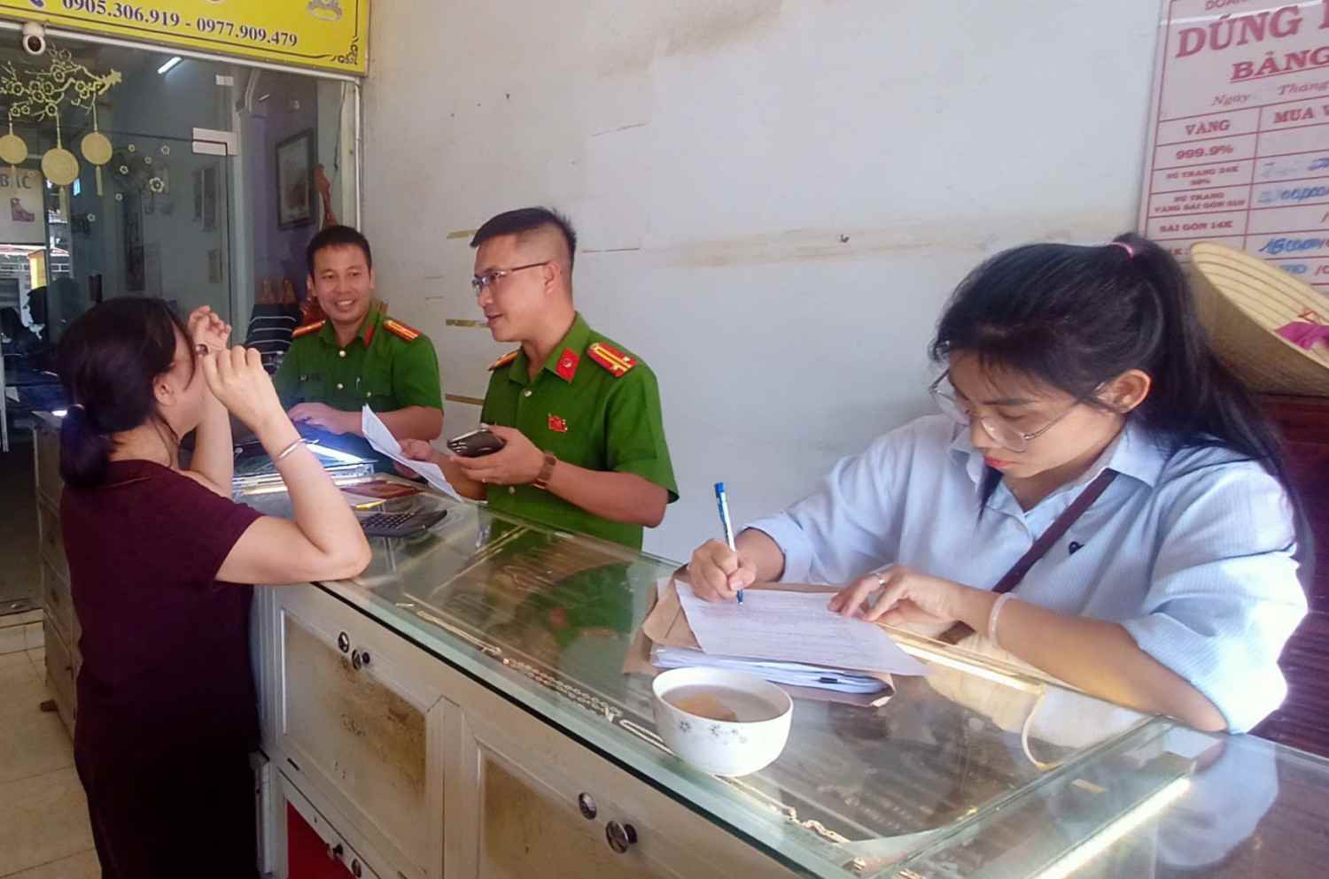 Lực lượng Công an tỉnh Đắk Lắk tuyên truyền các biện pháp kỹ thuật phòng chống tội phạm tại cơ sở kinh doanh vàng, bạc đá quý. Ảnh: Công an cung cấp