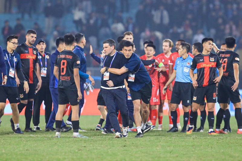 Coach Gerard of Ninh Binh club reacts fiercely after the defeat to Hanoi Police. Photo: Minh Dan