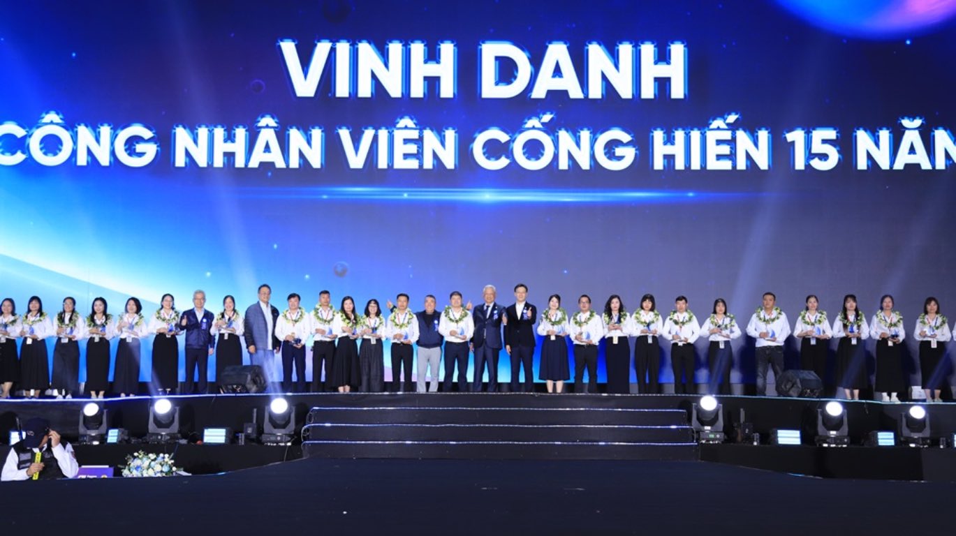 Lãnh đạo Fii trao tặng kỷ niệm chương vinh danh công nhân viên gắn bó, có nhiều cống hiến với công ty trong chặng đường 15 năm ở Việt Nam. Ảnh: Quyết Chiến
