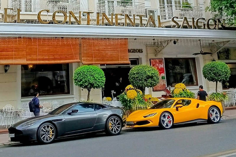 Aston Martin DB11 V8 and Ferrari 296 GTS appear together on the central streets of Ho Chi Minh City, attracting the attention of car enthusiasts. Photo: Le Thanh