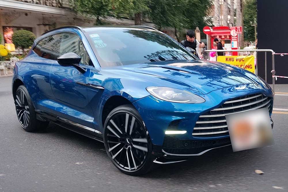 Aston Martin DBX707 với màu sơn xanh lạ mắt xuất hiện trên đường phố TPHCM. Ảnh: Car Spotting Vietnam