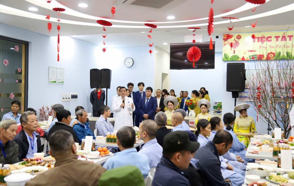 Year-end meal at K Tam Hiep Hospital. Photo: Tran Ha