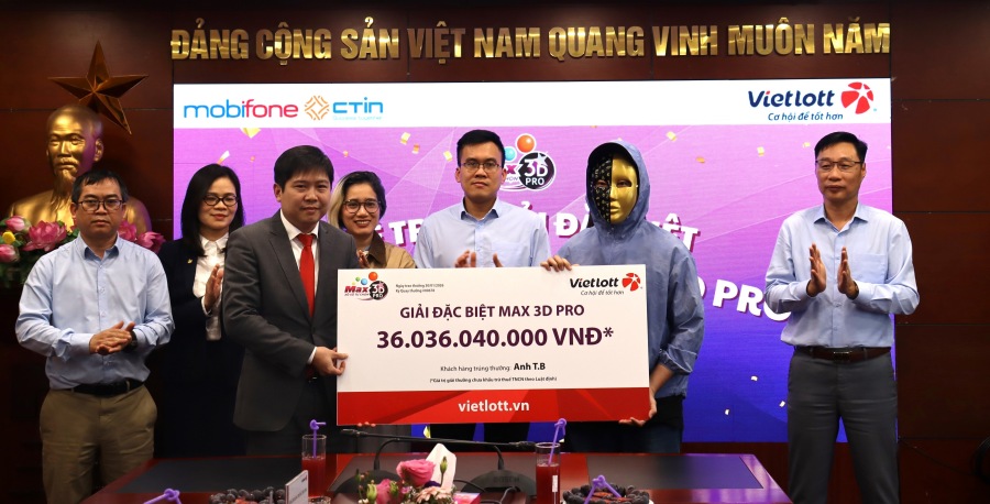 Anh T.B nhận giải thưởng xổ số tự chọn Max 3D Pro kỳ QSMT 00678. Ảnh: Vietlott