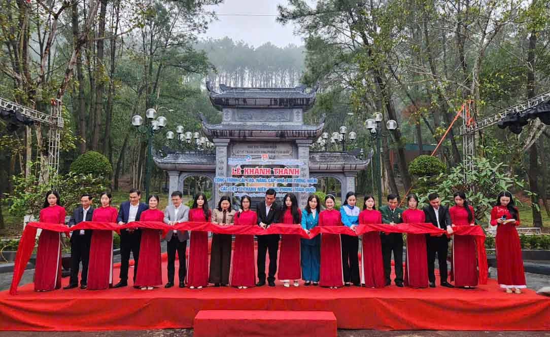 Ribbon-cutting ceremony to inaugurate the renovation and upgrading project of the National Youth Volunteer Martyrs Memorial Stele in Dong Loc. Photo: Tran Tuan