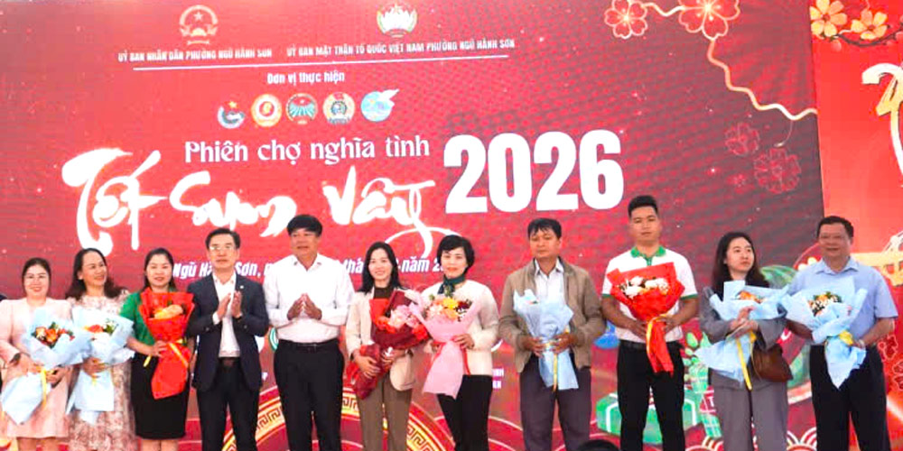 Ngu Hanh Son Ward Trade Union presents Tet gifts to union members and workers. Photo: Da Nang Trade Union.