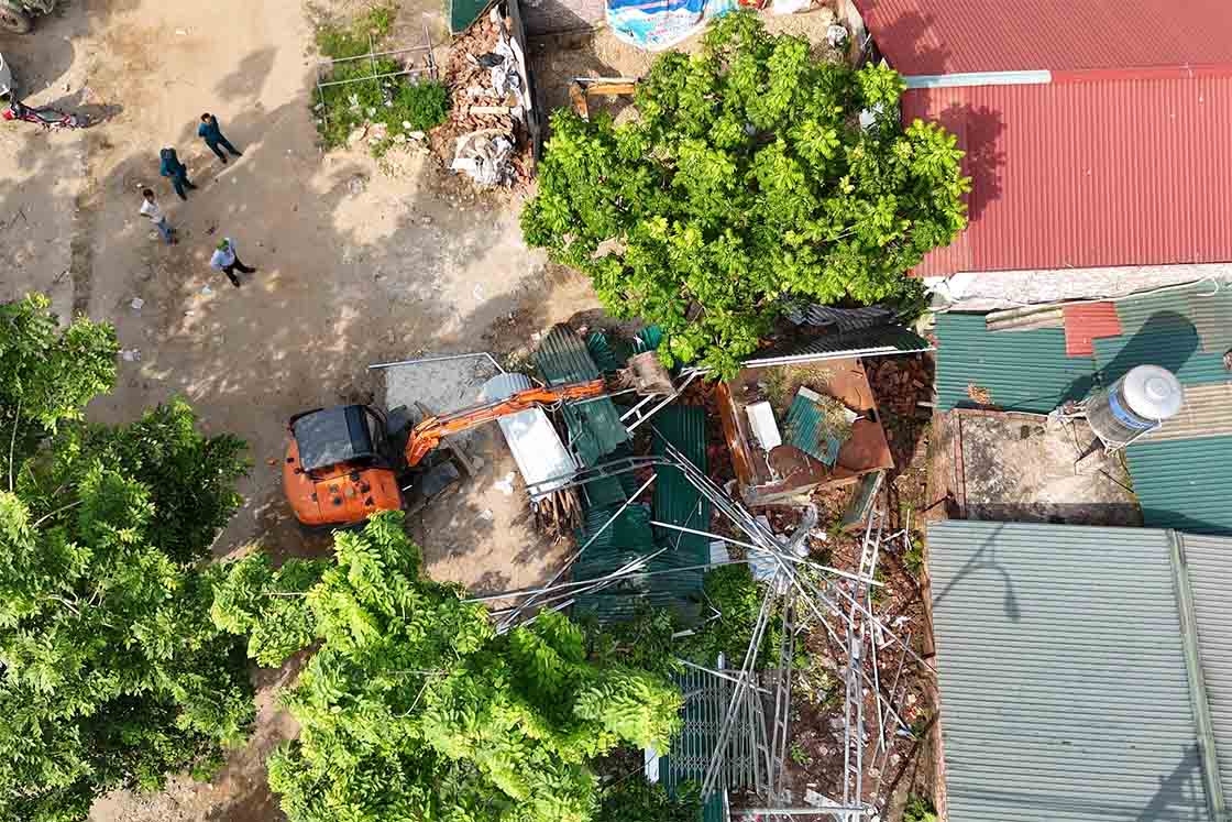 Trưởng thôn phải giám sát việc tháo dỡ công trình vi phạm trên đất nông nghiệp. Ảnh: TTĐT xã Vật Lại 