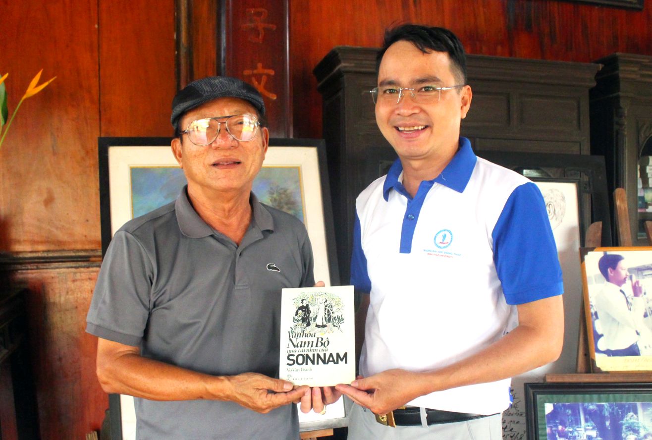 TS Võ Văn Sơn trao tặng cho đại diện gia đình nhà văn Sơn Nam quyển sách viết về ông như lời tri ân sau khi nhận giải thưởng của Hội Văn nghệ dân gian Việt Nam năm 2025. Ảnh: Lâm Điền
