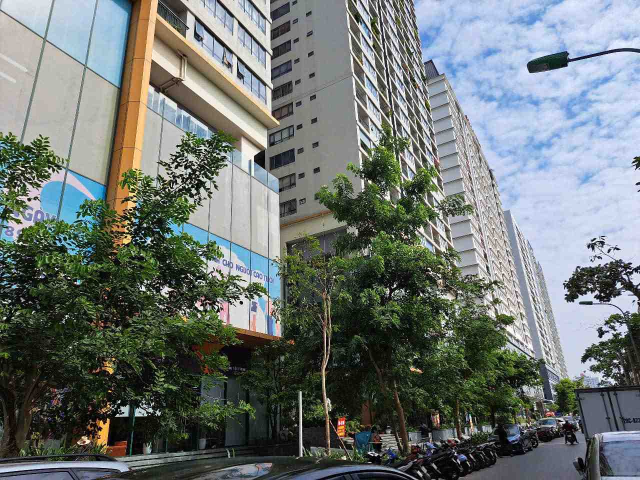 Apartment prices continue to remain high, predicting a cooling down market in the near future. Photo: Ha Vy