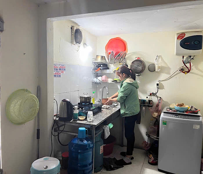 Với nữ công nhân xa nhà, dịp cuối năm luôn bận rộn, không có thời gian cho gia đình. Ảnh: Minh Hương.