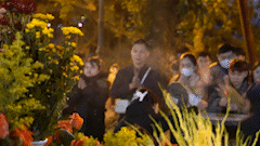 Tay Ho Palace is bustling with people going to worship on the full moon of the twelfth lunar month.