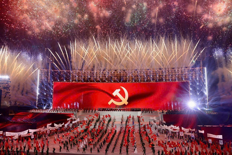 A large-scale special art fireworks display like a heroic symphony celebrating the success of the 14th National Congress of the Communist Party of Vietnam, on the evening of January 23, 2026. Photo: VNA