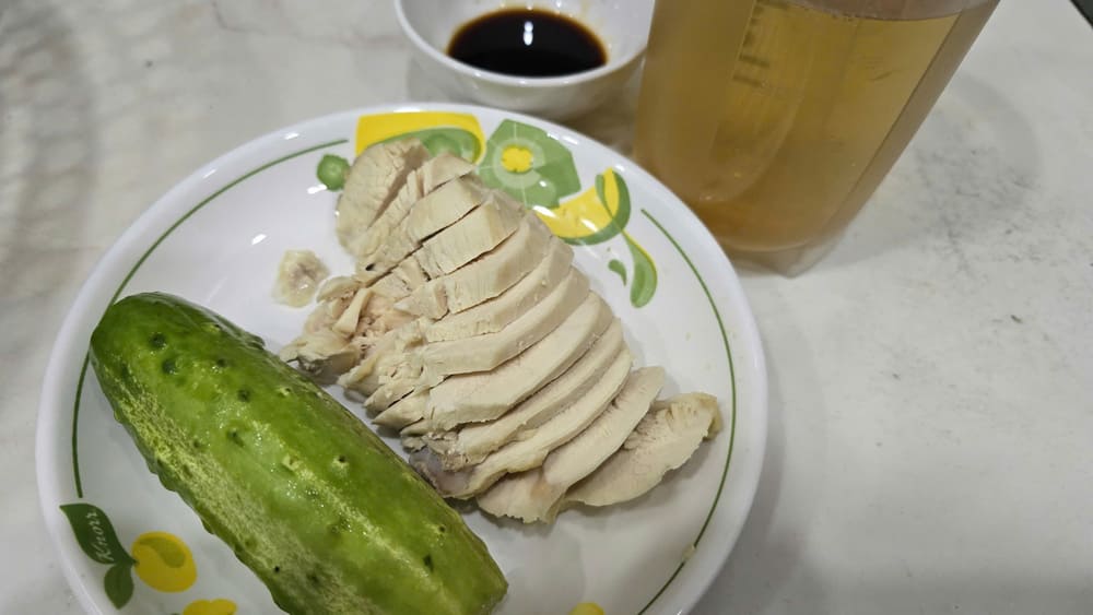 Boiled chicken breast and cucumber eaten at each breakfast will help bring many good benefits to health. Photo: Tuan Dat